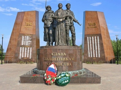 «Аллея Славы»: вечная память героям Как и во всех городах нашей страны, в Мегионе увековечена память о героях Великой Отечественной и других войн. Памятник воину-освободителю на ул. Советской установили в 1985-м, к 40-летию Великой Победы. А в 2020-м был открыт мемориальный комплекс «Аллея Славы». В центре – отлитая из бронзы скульптурная композиция: солдат Великой Отечественной, воин-интернационалист и труженица тыла – мать, которая славит своих сыновей.