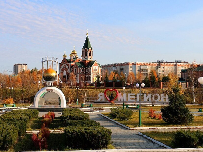 Сквер в честь добычи 500-миллионной тонны мегионской нефти находится в Мегионе, на пересечении реки Саймы с улицей Заречной.

Некоторые особенности сквера:

Памятник выполнен в форме полусферы, внутри пустотелый, из монолита белого цвета.

Установленный сверху шар, выполненный в золотистых тонах, символизирует нефтяную каплю.

Сквер соединён с храмовым комплексом лёгким пешеходным мостом.

Рядом находится памятный знак «Я люблю Мегион» с символом города — соболем.